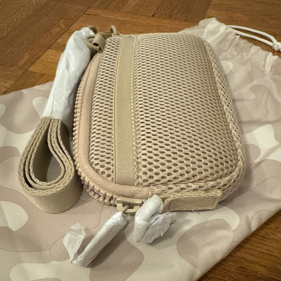 SOLD💟Dagne Dover Women's Mara Phone Sling Crossbody Oyster Air Mesh - Picture 5 of 5